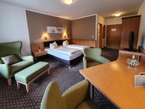 Postel nebo postele na pokoji v ubytování Hotel & Gasthof Zur Linde