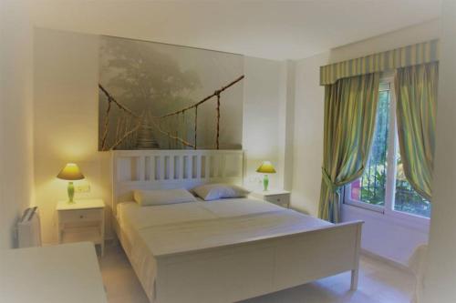 Posteľ alebo postele v izbe v ubytovaní Marbella beachside apartment in 5 star gated
