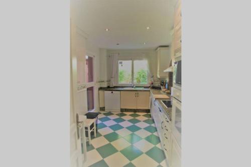 Marbella beachside apartment in 5 star gated