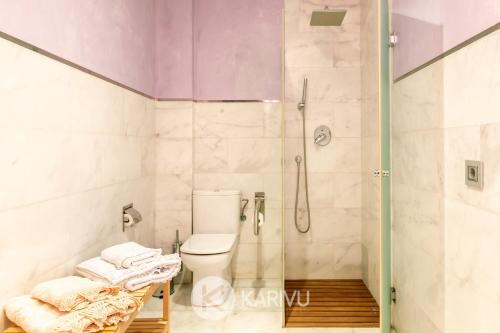 łazienka z prysznicem i toaletą w obiekcie Estudio Karivu Señor de la Sentencia w Sewilli