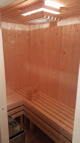 - un sauna en bois avec un banc dans une pièce dans l'établissement La Bulle, à Saint-Maurice