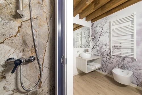 een badkamer met een douche, een toilet en een wastafel bij Hermes San Marco in Venetië