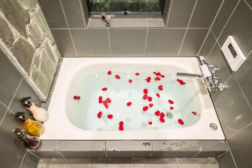京都喜楽・翡翠的浴缸内有红色的心