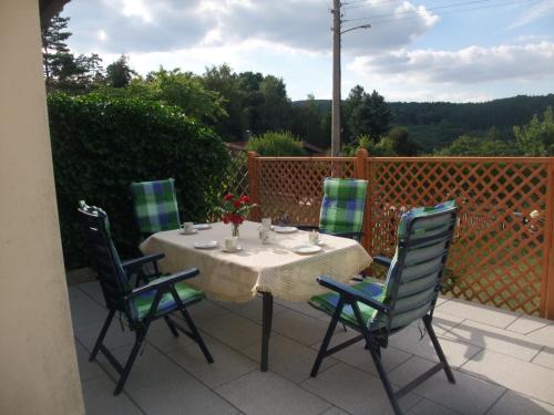 einen Tisch und vier Stühle auf einer Terrasse in der Unterkunft Eichhörnchen Wernigerode in Wernigerode