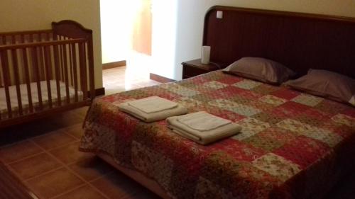 - une chambre avec un lit et 2 serviettes dans l'établissement Apartamento Arrifes, à Porto Santo