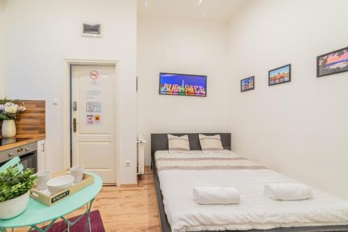 um quarto com duas camas e uma mesa em Real Apartments Anker II em Budapeste