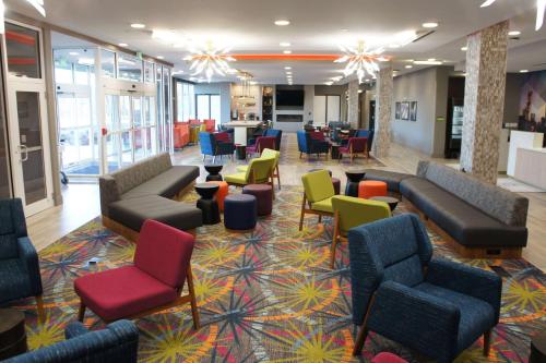 a lobby with couches and chairs and tables at La Quinta Inn & Suites by Wyndham Braselton in Braselton