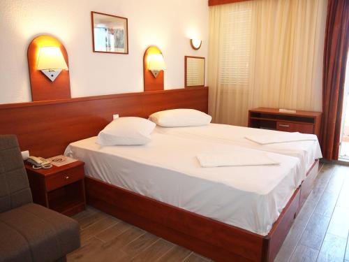 Säng eller sängar i ett rum på Hotel Aurora