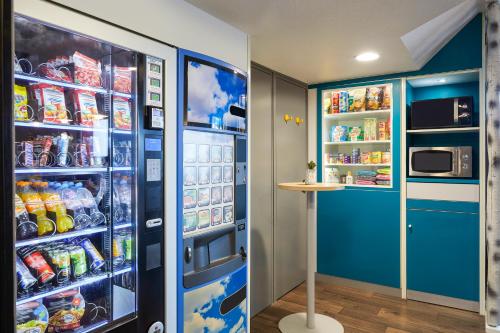 einen Kühlschrank mit offener Tür und Essen im Innenbereich in der Unterkunft hotelF1 Cholet Rénové in Cholet