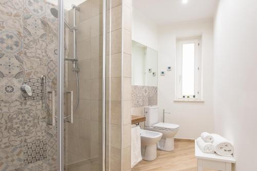 y baño con ducha y aseo. en Appartamento al Consiglio Reginale by Wonderful Italy, en Siracusa