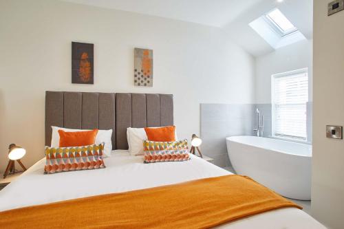 una camera con un grande letto e una vasca da bagno di Host & Stay - Lemonade Arch a Whitby
