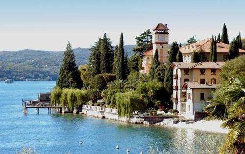 eine Stadt am Ufer eines Wasserkörpers in der Unterkunft Grand Hotel Fasano & Villa Principe in Gardone Riviera