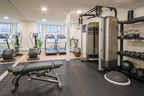 un gimnasio con varias cintas de correr y máquinas en una habitación en Meliá London Kensington Member of Meliá Collection, en Londres