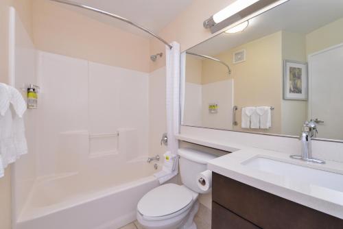 e bagno con servizi igienici, lavandino e vasca. di Candlewood Suites Austin-Round Rock, an IHG Hotel a Round Rock