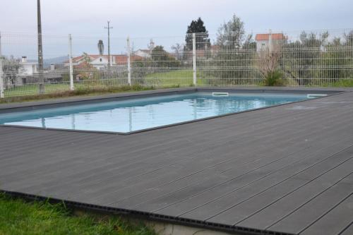 una piscina vuota con tetto in metallo di Casa do Mouro a Lousã