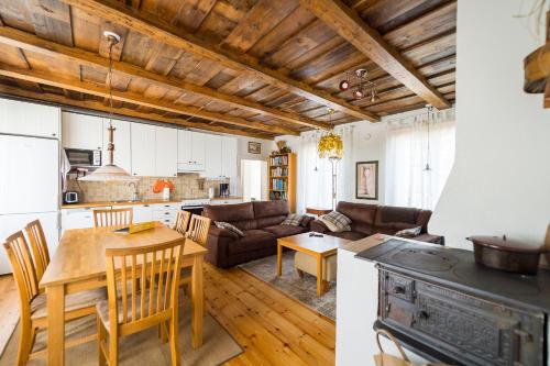 Dream Cottage in Center - AinaBnb - Residence Kappsäcken في فاسا: مطبخ وغرفة معيشة بسقف خشبي