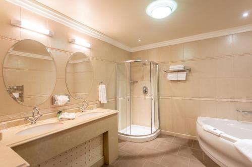 Ванна кімната в Lawlors Hotel