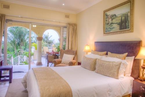 1 dormitorio con 1 cama grande y patio en Anchor's Rest Guesthouse and Self Catering en Durban