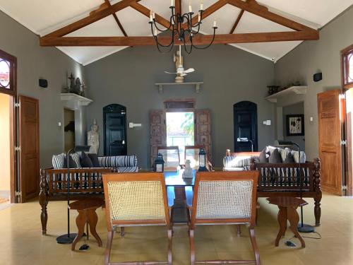 卡佩蹄尤的住宿－Villa Setha Wadi，一间带桌椅的用餐室