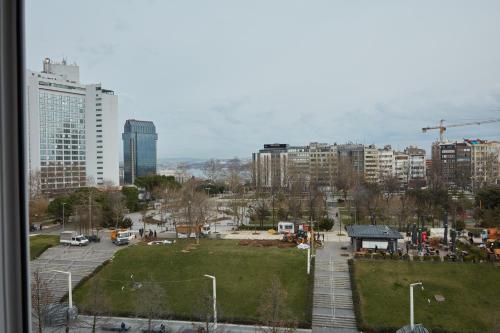 イスタンブールにあるGreat View of Taksim Square, Luxury Furnished on Main Street of Taksim, Partial Sea Viewの建物と公園のある街の景色