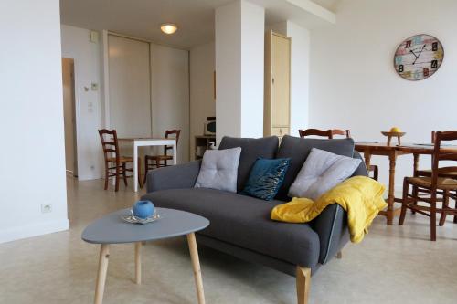 un salon avec un canapé et une table dans l'établissement Appartement avec superbe VUE MER à TREGASTEL - Ref 6, à Trégastel