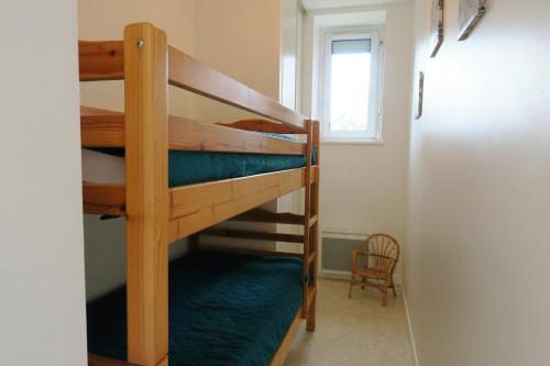 quelques lits superposés dans une chambre dans l'établissement Appartement avec superbe VUE MER à TREGASTEL - Ref 6, à Trégastel