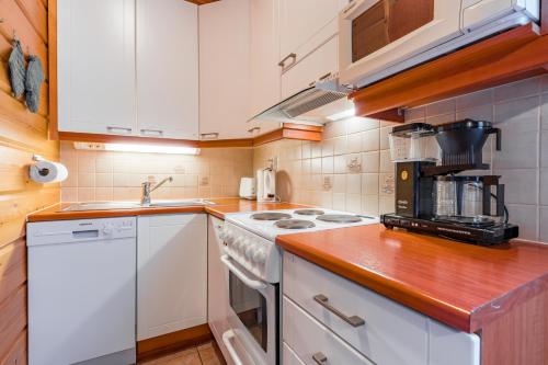 Kuchyň nebo kuchyňský kout v ubytování Lomaperkkiö Apartments
