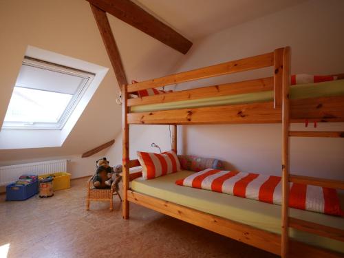 フリードリヒスハーフェンにあるHöhlerhofのベッドルーム1室(二段ベッド2台、窓付)が備わります。