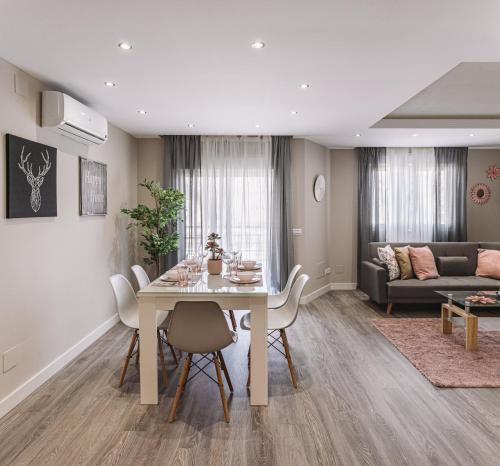 salon ze stołem i kanapą w obiekcie Las Coloradas w mieście Torre del Mar