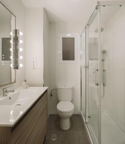 a bathroom with a toilet and a sink and a shower at Las Coloradas in Torre del Mar