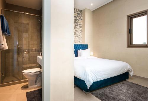 een slaapkamer met een bed, een douche en een toilet bij BnB MEDINA in Marrakesh