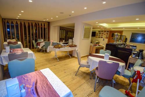une salle à manger avec des tables et des chaises ainsi qu'une cuisine dans l'établissement City Hotel Marmaris, à Marmaris