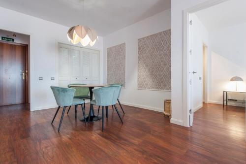 ein Esszimmer mit einem Tisch und blauen Stühlen in der Unterkunft Tu Escapada Urbana - Plaza de Castilla III, Diseño y Localización in Madrid
