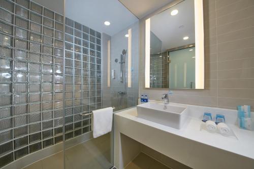 a bathroom with a sink and a mirror at Holiday Inn Express Luoyang City Center by IHG in Luoyang