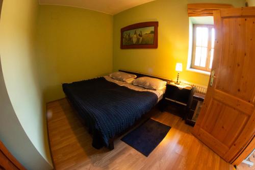 Habitación pequeña con cama y ventana en Turistična kmetija Vrezner Apartment, en Zgornja Kungota