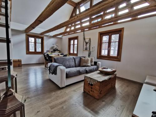 sala de estar con sofá y mesa en Une Maison à Colombages - Cosy, Lumineuse et Sauna en Kesseldorf