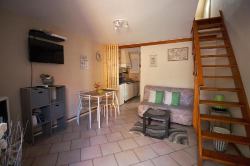 un salon avec un canapé et une table dans l'établissement L'igloo, à Saint-Maurice