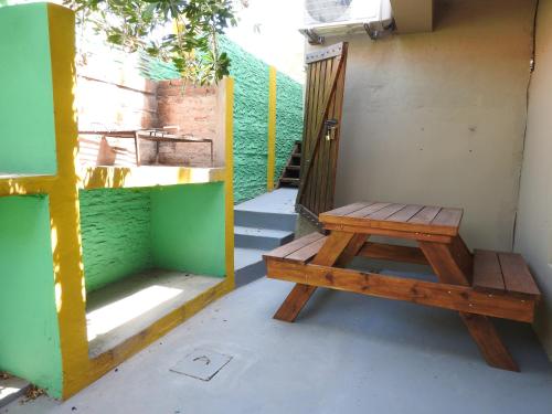 un banco de madera sentado en el lateral de una habitación en Altos Valeria en Valeria del Mar
