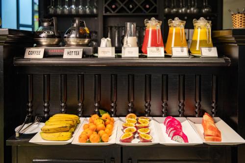 Una vitrina con diferentes tipos de frutas y jugos. en My Gallery Boutique Hotel & Spa, en Sa Pa