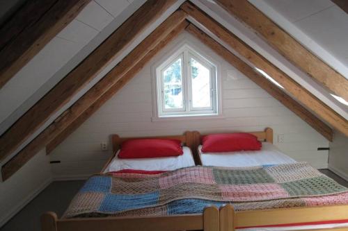 Llit o llits en una habitació de Trolltunga, Jondal, Sommerski