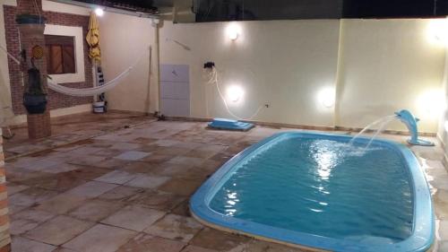 a large swimming pool with a hose in a room at LINDO SOBRADO COM PISCINA PARA ATÉ 10 HÓSPEDES! in Natal