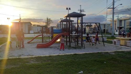 een speeltuin met een glijbaan in een park bij Mia and Miguel's House in General Trias