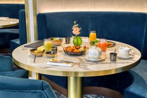 une table avec de la nourriture et des boissons dessus dans l'établissement Maison Albar - Le Vendome, à Paris