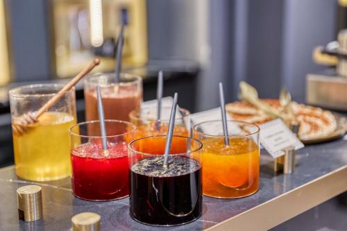 un assortiment de quatre boissons différentes sur un comptoir dans l'établissement Maison Albar - Le Vendome, à Paris