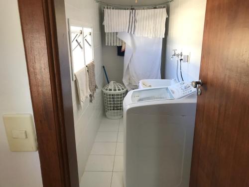 uma casa de banho com um lavatório e uma máquina de lavar roupa em Aldeia St. Sebastien 25 em Arembepe