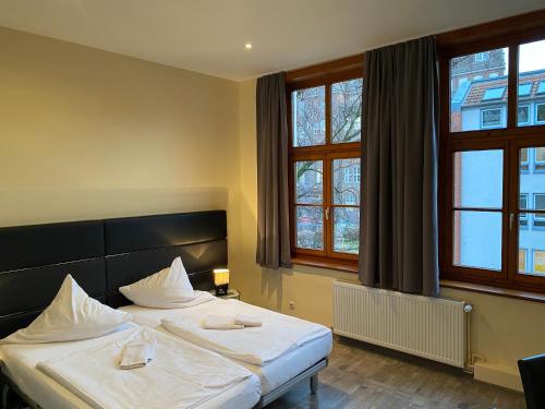 Tempat tidur dalam kamar di Avalon Bed & Breakfast Themen/- Nichtraucherhotel