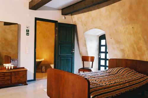 1 dormitorio con 1 cama y puerta a una ventana en Pivarootsi Windmill, en Pivarootsi