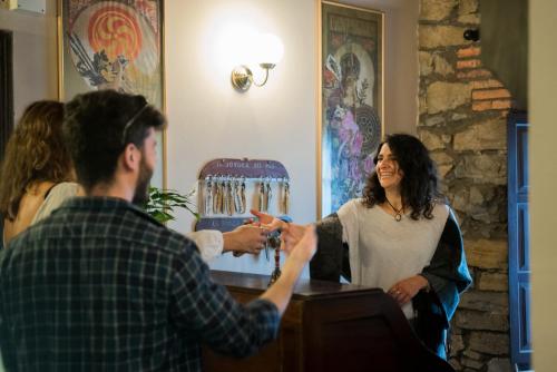 a woman talking to a man at a barber shop at La Joyuca Del Pas in Mogro