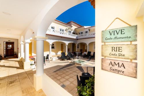 a view of the courtyard of a villa at Rosa dos Ventos in Zambujeira do Mar