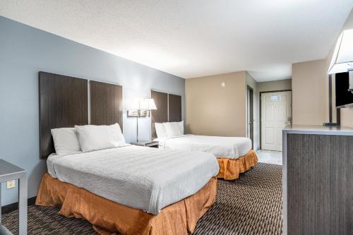 Habitación de hotel con 2 camas y TV de pantalla plana. en Americas Best Value Inn - Chattanooga, en Chattanooga